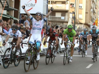 El ciclista canadenc François Parisien, celebra la seva victòria en l'esprint final a Lleida EFE