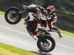 El motor de la nova Hypermotard és més potent que l'anterior i també més progressiu. Els controls electrònics també intervenen en benefici del gaudi i la seguretat. DUCATI