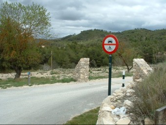 Camí d'entrada al parc natural de la Serra Mariola a Ull de Canals. B. SILVESTRE
