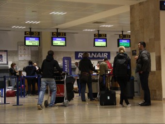 Viatgers a l'aeroport de Girona, en una imatge d'arxiu. ACN