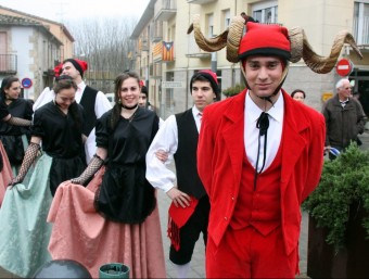 El Cornut i els seus acompanyants van ballar la tradicional dansa, tot desafiant la pluja. ACN