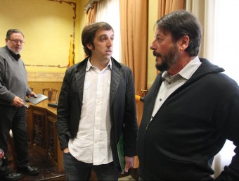 A la dreta, Albert Santaugini conversant amb Joan Garriga en l'últim ple. LLUÍS SERRAT