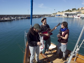 Els Catarres van oferir ahir un petit tast del seu nou disc en un veler amarrat al Port de Torredembarra. JOSÉ C. LEÓN