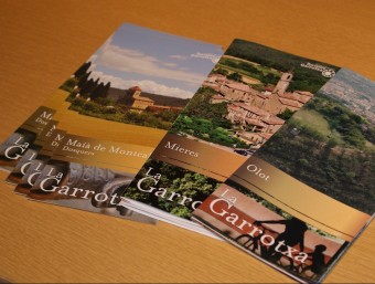 Un detalls dels fulletons d'informació que ja incorporen la nova imatge que promou Turisme Garrotxa. J.C