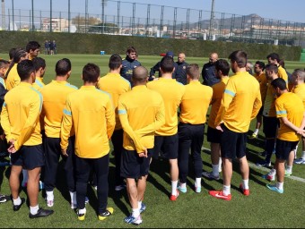 Els jugadors del Barça, en una imatge d'arxiu, escolten les indicacions de Vilanova abans d'un entrenament. FCBARCELONA
