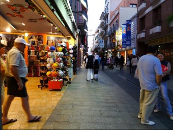 El carrer de Sant Pere de Lloret de Mar, amb turistes passejant i a les botigues, en una imatge de fa dos estius. NURI FORNS