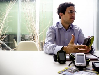 El gerent de l'empresa, Santiago Twose, amb alguns dels dispositius que ha confeccionat la firma en els últims anys.  QUIM CABEZA
