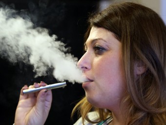 La moda de fumar amb cigarreta electrònica està guanyant adeptes a l'estat espanyol. A altres països europeus com Itàlia o França ja gaudeix d'una gran popularitat JUANMA RAMOS