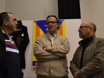 Vila d'Abadal , al mig, amb l'alcalde, Joan Casas, a l'esquerra, i el president local de l'ANC, Lluís Adell. M.PUIG