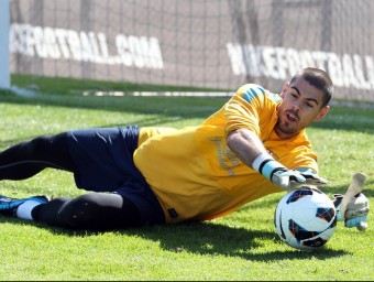 Valdés s'estira per aturar una pilota en un entrenament FC BARCELONA