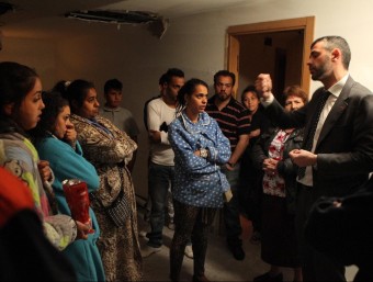 El conseller Vila, exalcalde de Figueres, convencent els gitanos que marxessin dels pisos ocupats JORDI RIBOT