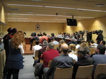 La sala del jurat plena d'assistents, el 16 d'abril passat, durant el primer judici amb tribunal popular Ò. PINILLA