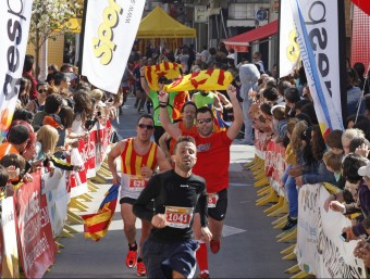 Arribada de participants en la mitja marató Costa de Barcelona Maresme, a Calella TINO VALDUVIECO
