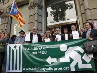 Els regidors dels cinc municipis barcelonins que han ingressat els impostos a l'ATC, aquest dijous davant la seu de l'organisme a la capital catalana MARTA PÉREZ