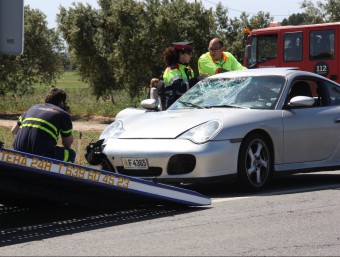El vehicle Porsche amb el vidre tocat per la força de l'impacte, aturat al lloc del sinistre ANNA FERRÀS / ACN