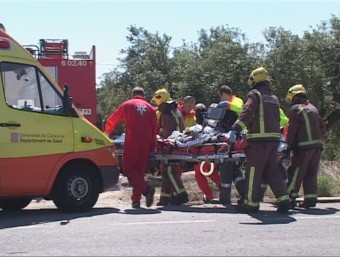 L'equip d'emergències trasllada un dels ciclistes ferits a la N-340 ACN