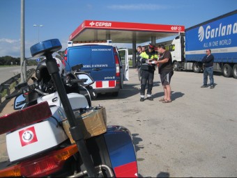 Un control dels Mossos a camions que circulaven per l'N-II al seu pas per Pontós al mes d'abril passat, després d'entrar en vigor la nova normativa E. C