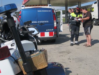 Els mossos, ahir a Pontós, van començar a sancionar camions que circulaven per l'N-II.  E. C