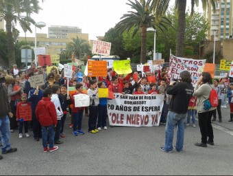 Protestes del CEIP Sant Joan de Ribera a la seu de la Conselleria. EL PUNT AVUI
