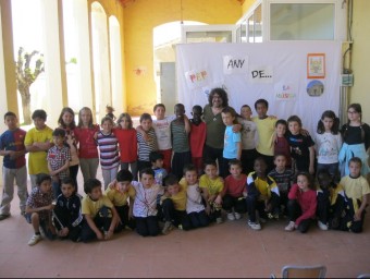 Pep Sala, amb els alumnes de l'escola Sant Cristòfol de les Planes d'Hostoles. El Punt Avui