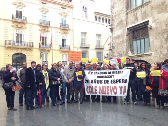 La comunitat educativa del CEIP de Burjassot protesta a la Generalitat. EL PUNT AVUI