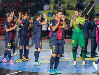 Els jugadors del Barça, capcots, aplaudeixen el públic FCB