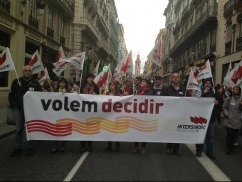 Pancarta de capçalera d'una manifestació convocada per la Intersindical. EL PUNT AVUI