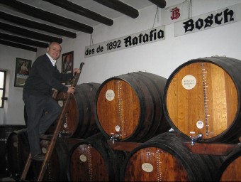 Faustí Bosch, membre de la cinquena generació de Destil·leries Bosch, amb els bocois de ratafia Reserva.  A. AGUILAR