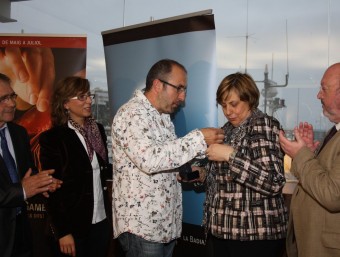 La rectora de la UdG rep la Gamba d'Or 2013 de mans del president de l'Associació de Restaurant de la Badia. J. PUNTÍ