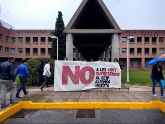 Protesta dels representants a les portes de la Conselleria. B. SILVESTRE