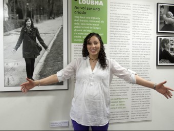 La Loubna, davant del seu retrat a l'exposició Mira'm que es pot visitar al Palau Macaya JOSEP LOSADA