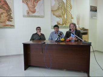 El portaveu dels treballadors (al centre) amb membres del Col·lectiu Ronda. A.P