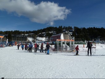 Un grup d'esquiadors al final de la pista llarga de la Molina, que ha estat l'estació de Ferrocarrils de la Generalitat que ha registrat més esquiadors. J.C