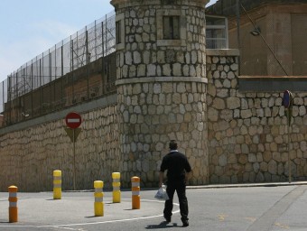 Un home passa per davant la torreta per la que s’han escapat els dos presos, aquest dilluns a Tarragona EFE