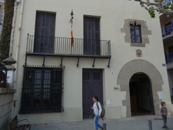 Façana de l'edifici de la Fundació Coromines, al carrer Consolat de Mar de Sant Pol, que ara és també la seu de la biblioteca municipal. T.M