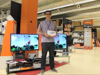 Daniel Isus, director comercial d'Engel Axil, davant dels televisors que fabriquen i amb un model de les noves ‘tablet'.  J.A