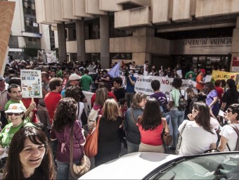 Protestes d'estudiants i docents davant la seu d'Educació a Alacant. D.BETORET