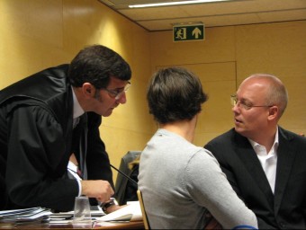 Carles Monguilod, lletrat de la defensa, parla amb l'acusat, Daniel Pierre Imandt, ahir durant el judici Ò. PINILLA