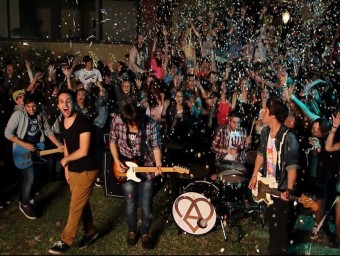 Els Amelie, en un moment del nou videoclip, gravat a Santa Cristina d'Aro. EL PUNT AVUI