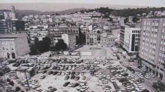 L'actual plaça Constitució de Girona abans de la seva urbanització i un cop es va enderrocar l'antiga fàbrica Grober ARXIU MUNICIPAL DE GIRONA