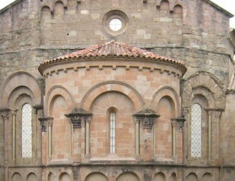 Detall de la façana exterior del monestir de Sant Joan de les Abadesses ARXIU