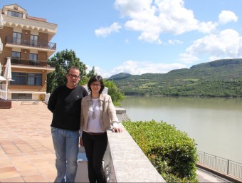 Alba Serra i el seu marit Xavier Boixadós. L'hotel té unes vistes espectaculars sobre l'embassament de Cellers i les muntanyes del Montsec, entre el Pallars Jussà i la Noguera.  D.M