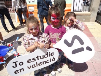 Campanya de promoció del valencià en les trobades d'enguany. EL PUNT AVUI