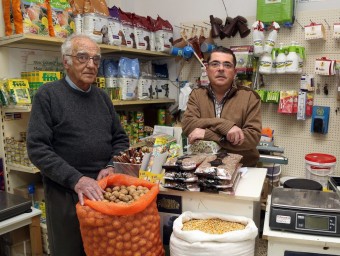 Lluís i Joan Serra, pare i fill, a la botiga centenària del carrer Barcelona d'Argentona.  JUAMMA RAMOS