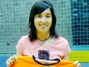 Sara Navalón mostra la samarreta de l'equip. B.S