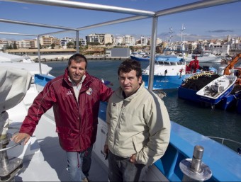 Manel i Pere Balfegó, cosins i socis del grup tonyinaire, a la seua embarcació.  JOSÉ CARLOS LEÓN