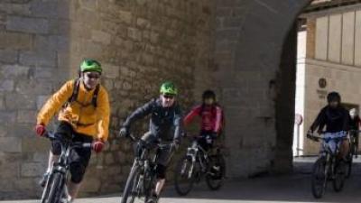 Els bikers discorren per traçat urbà i per recorreguts naturals. EL PUNT AVUI