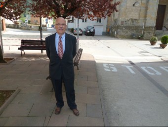 L'alcalde, fotografiat a la plaça Major de les Preses, l'espai més cèntric del poble. J.C