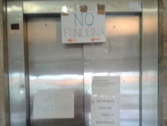 Un dels ascensors avariats dels jutjats de Gandia. EL PUNT AVUI