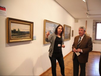 La restauradora, Ester Horno, mostrant a Xavier Soy les obres, ahir al museu. JOAN SABATER
